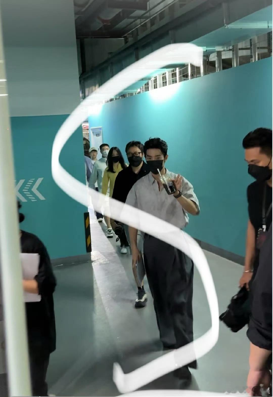 肖战《藏海传》观剧团造型路透，他会跳舞么[笑着哭][笑着哭][笑着哭]​
