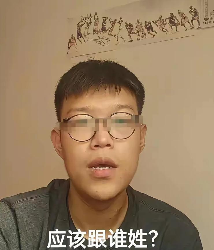 忽然想到姜润泽改姓的问题，既然他说不跟养父姓了，那他就必然要改姓，可是他改姓总得