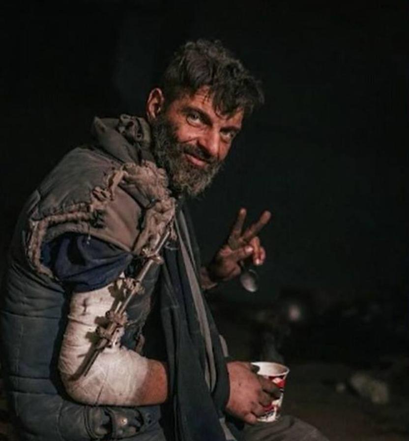 乌克兰海军陆战队员米哈伊洛·迪亚诺夫在被俘前健壮的体格和他在2022年亚速钢围城