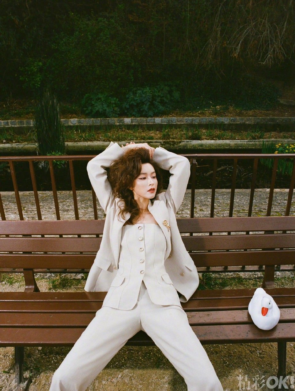 文咏珊复古爆炸头蓬松卷发自带复古滤镜，甜酷气质拉满，每一帧都美到让人挪不开眼！