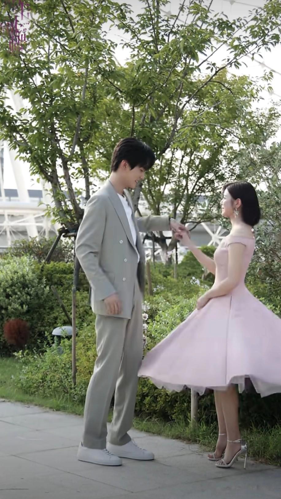 有人说，陈妍希的新剧应该改名为「狙击陈晓」[呲牙笑]说实话，还挺有道理的。