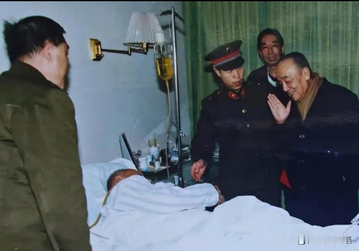1987年12月，杨尚昆在北京301医院看望病重的何长工的老照片。这次探望是两位