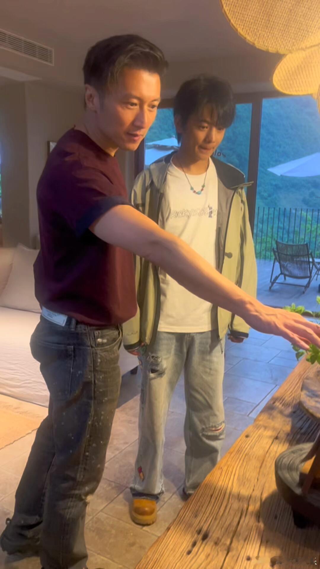 给谢霆锋一点猪屁股震撼谢霆锋被猪屁股“按头安利”名场面！从质疑到疯狂干饭，丁真