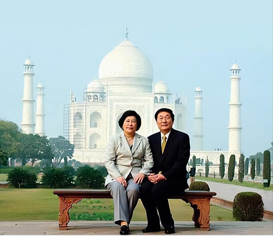 朱镕基与夫人劳安的缘分，源自年少相识的温情渊源。劳安是朱镕基中学同窗的妹妹，二人