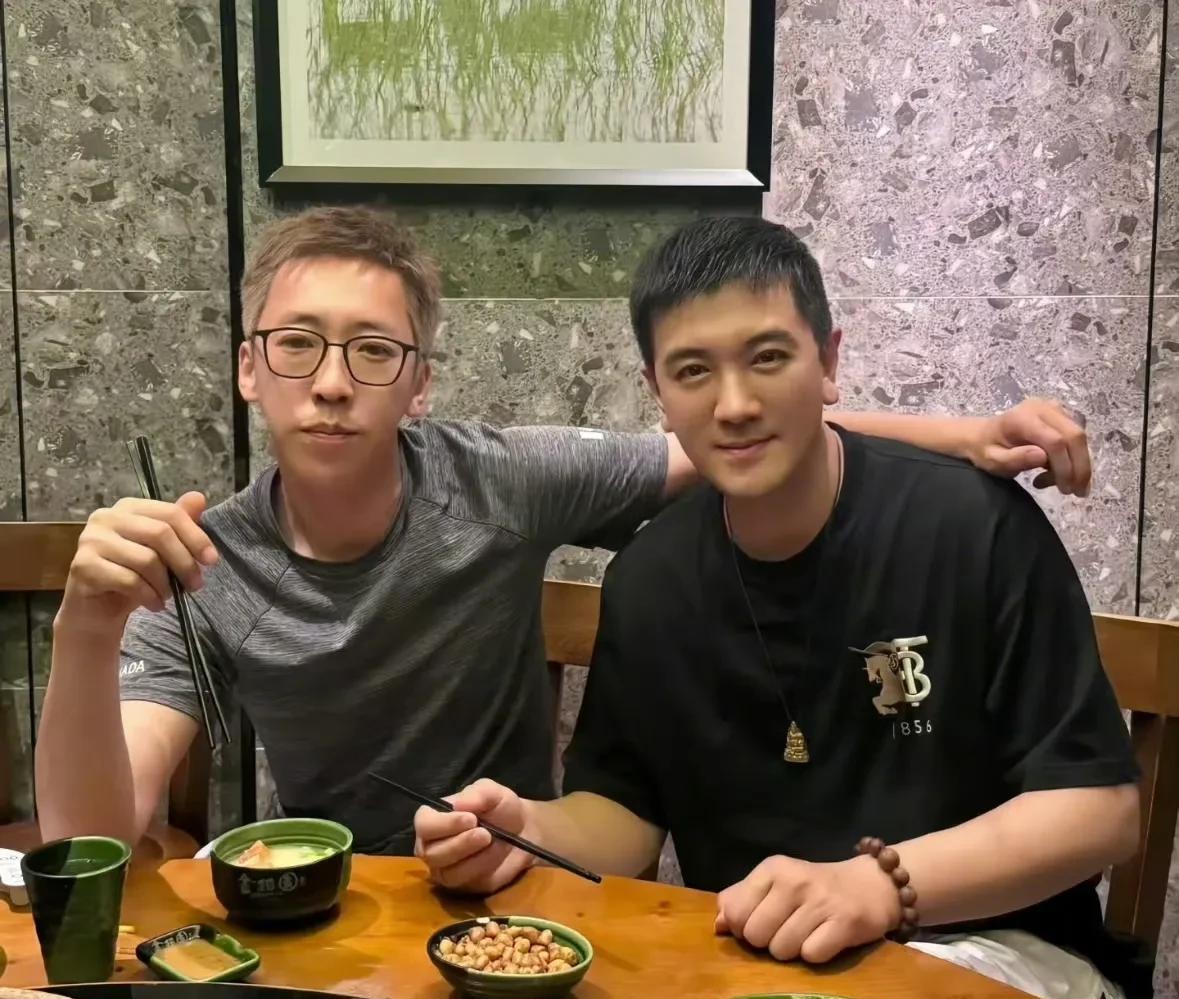 有网友说留几手和杨子的感情得多深啊，一盘花生米，两人就能喝上一下午。其实在直播