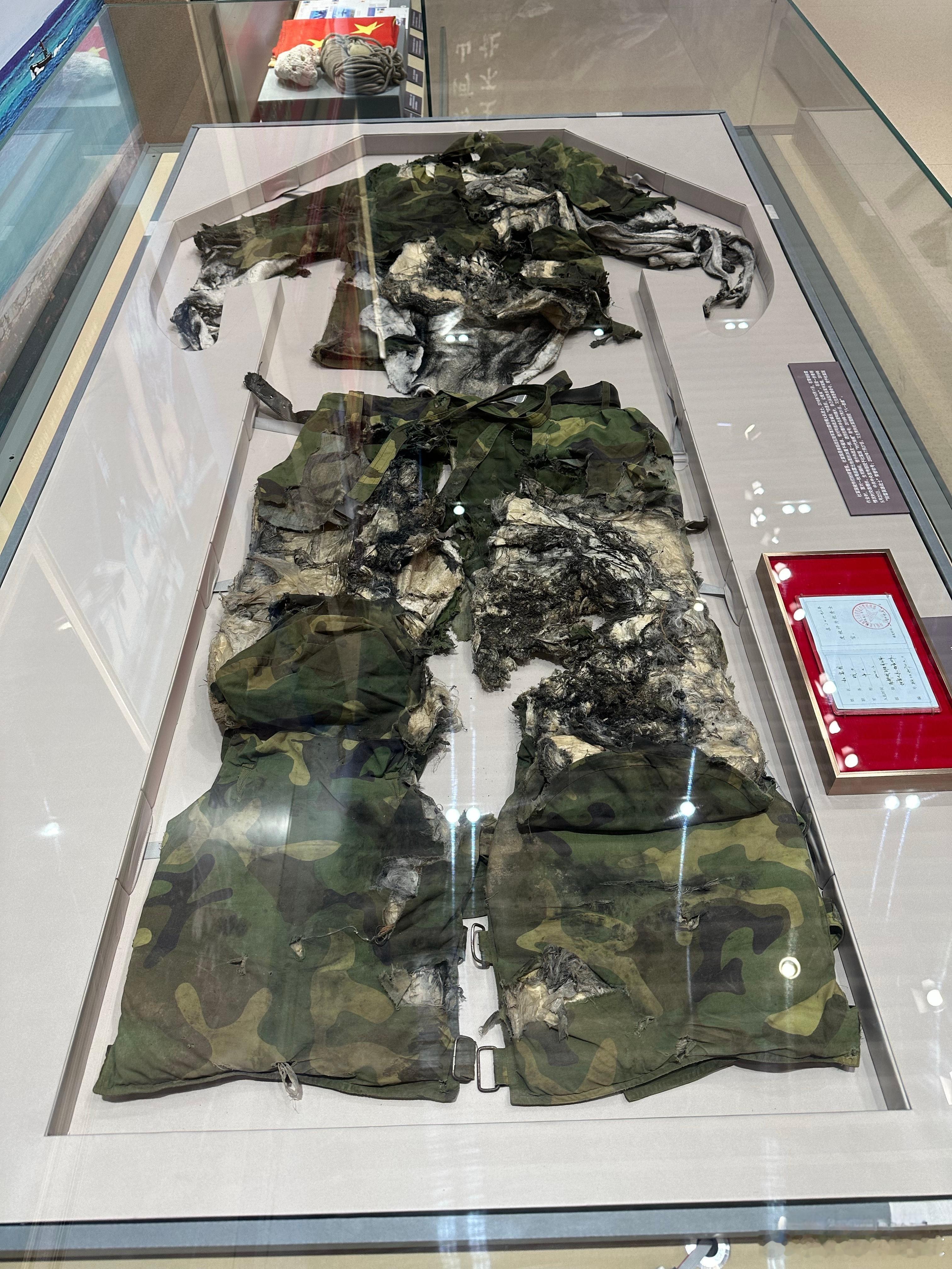 杜富国排雷爆炸时所穿的衣服（注意这是防爆服，不是普通的衣服）英雄军事博物馆
