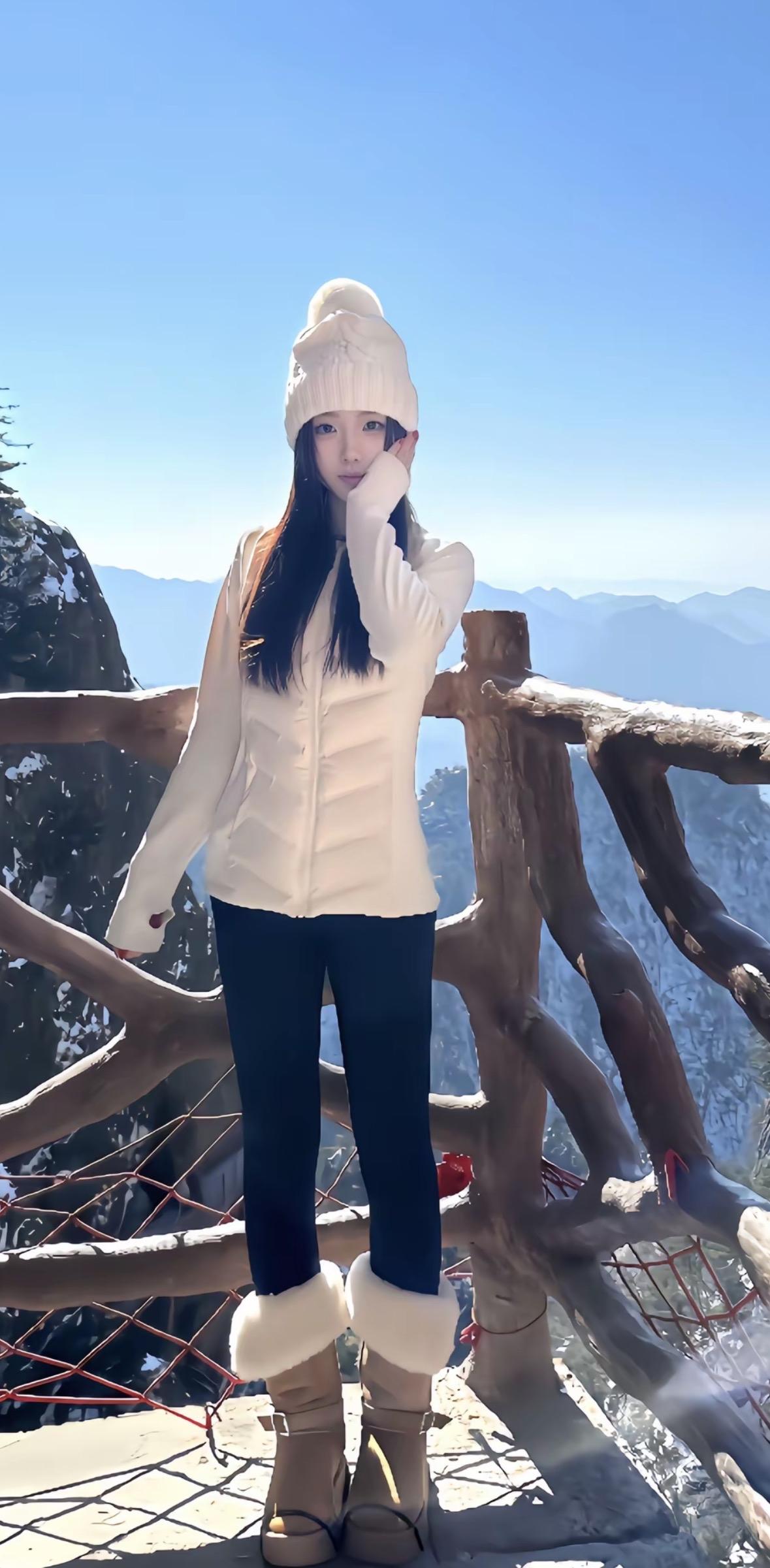 冬日雪景中的少女，俏皮摆拍，红灯笼映衬下的古风建筑，尽显东方韵味。