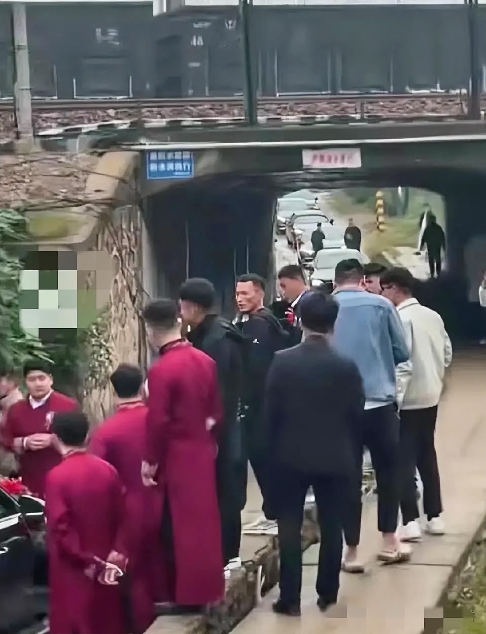 两辆婚车碰头互耗两小时，硬生生把“喜庆事”演成了“堵心事”！两辆婚车在狭窄的