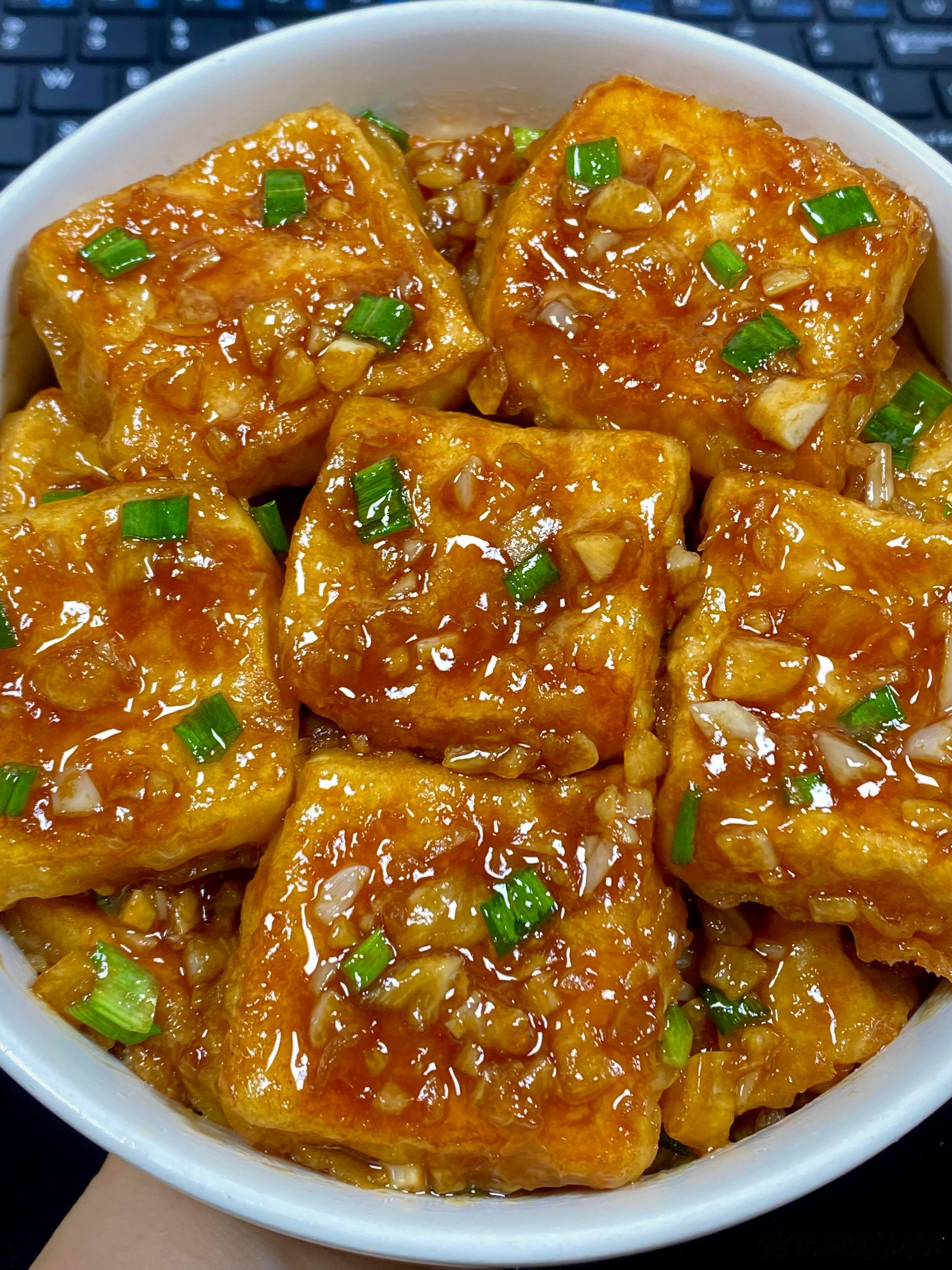 香煎豆腐今天做的这道香煎脆皮豆腐真的绝了！外皮酥脆到咬一口都能听到“咔嚓”声，里