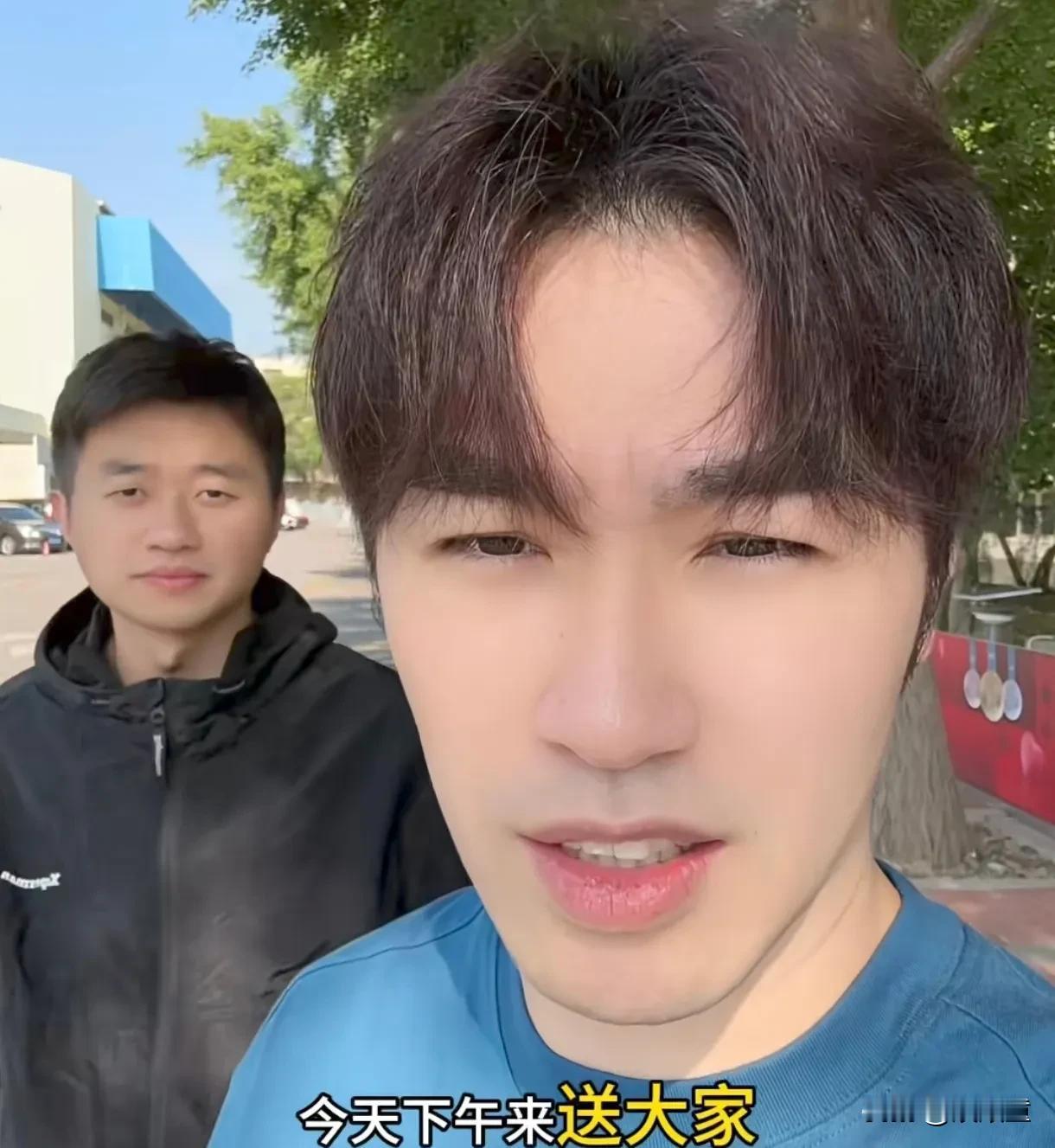 国乒出发多哈，闫安送别，十级美颜镜头，吓坏龙队！闫安先把镜头对到赵子豪，赵子豪