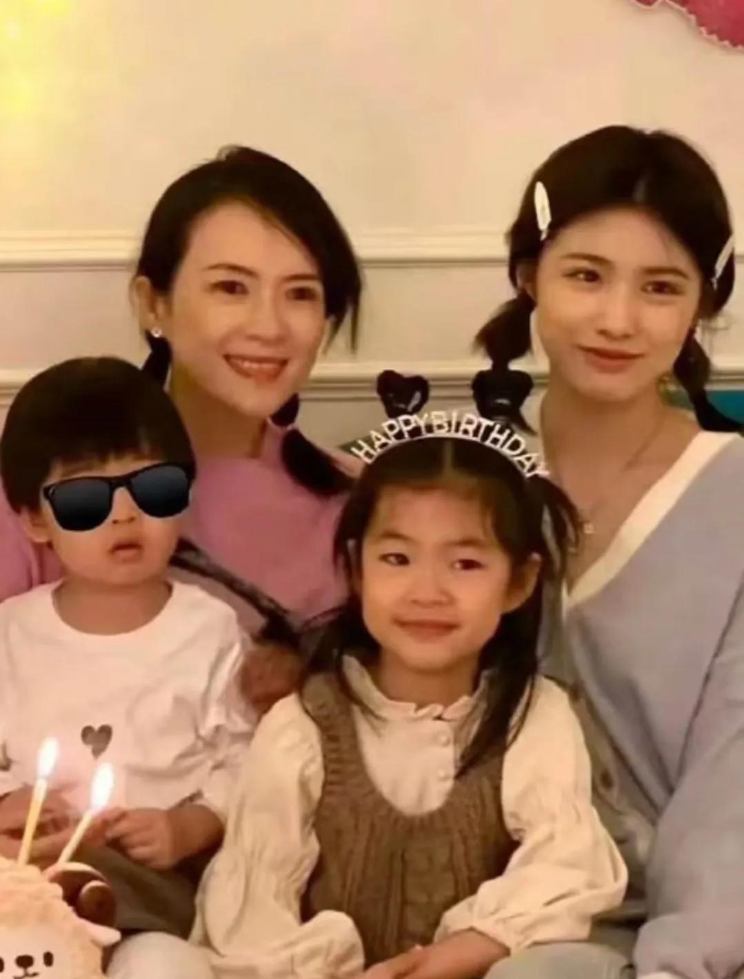 章子怡和三个孩子的合影。小苹果好漂亮。视如己出，亲力亲为陪伴成长，对醒醒和小儿子