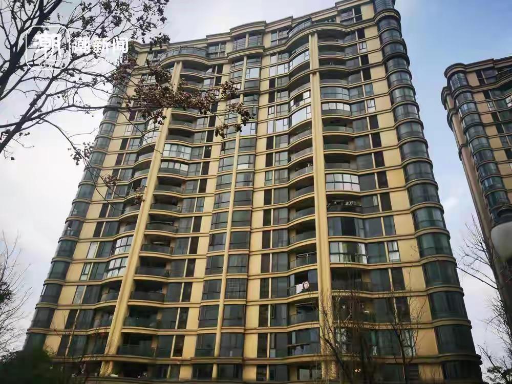 一般来说，中介是不会同时让两个买家一起去签约的，这很可能有一个是托，也可能是中介