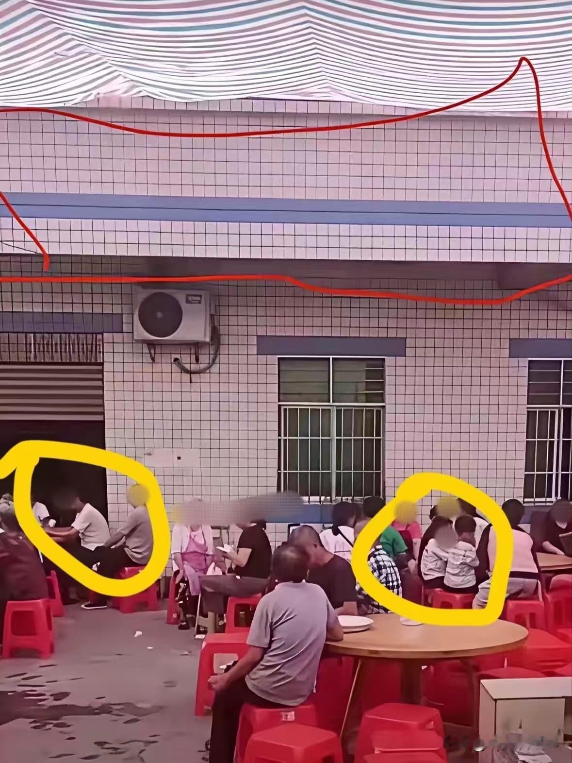 大家有没有仔细看过出事前后这两张实拍图？好好的吃席现场，怎么一面围墙说倒就倒？哪