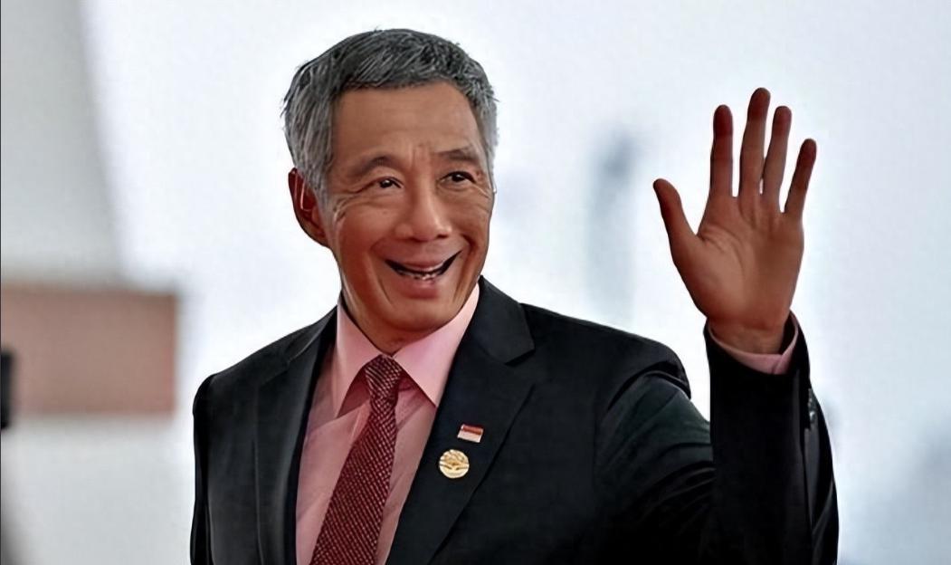 李显龙直接挥刀斩断了同宗同祖的血脉羁绊。他当着全场的面把中国人的感情牌扔在地上，