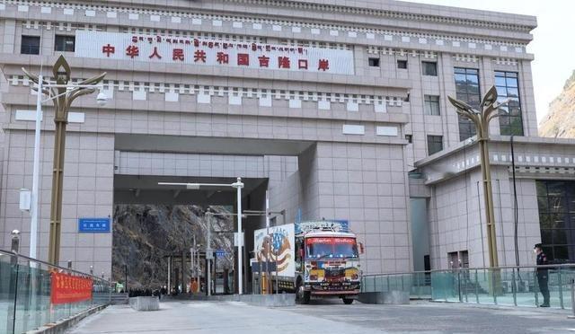 中尼边境口岸遭遇泥石流袭击，整条进出道路封闭，任何人不能随便过现场救援车辆已经