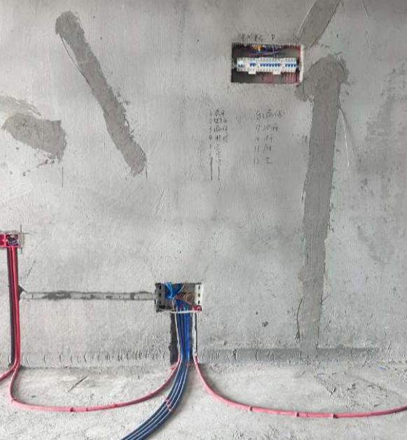 以前装修抠槽，砸墙，因为找认识寻思能便宜一点，市场价我那个户型就是650块钱，这