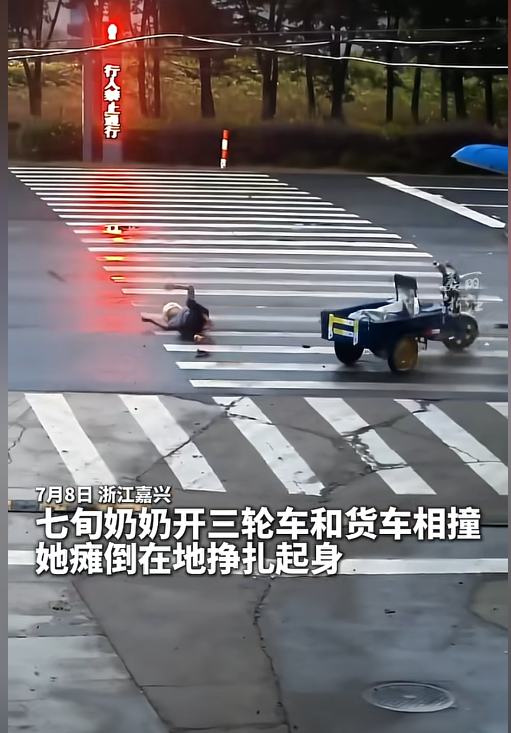 “这个交警火了！”浙江，70岁老太被货车撞飞，司机吓得报警后，老人却非说自己没