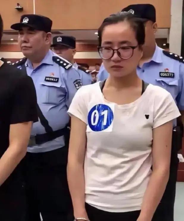 她不是不懂法，而是太懂法。杨春燕这人，真应了那句“流氓不可怕，就怕流氓有文化”
