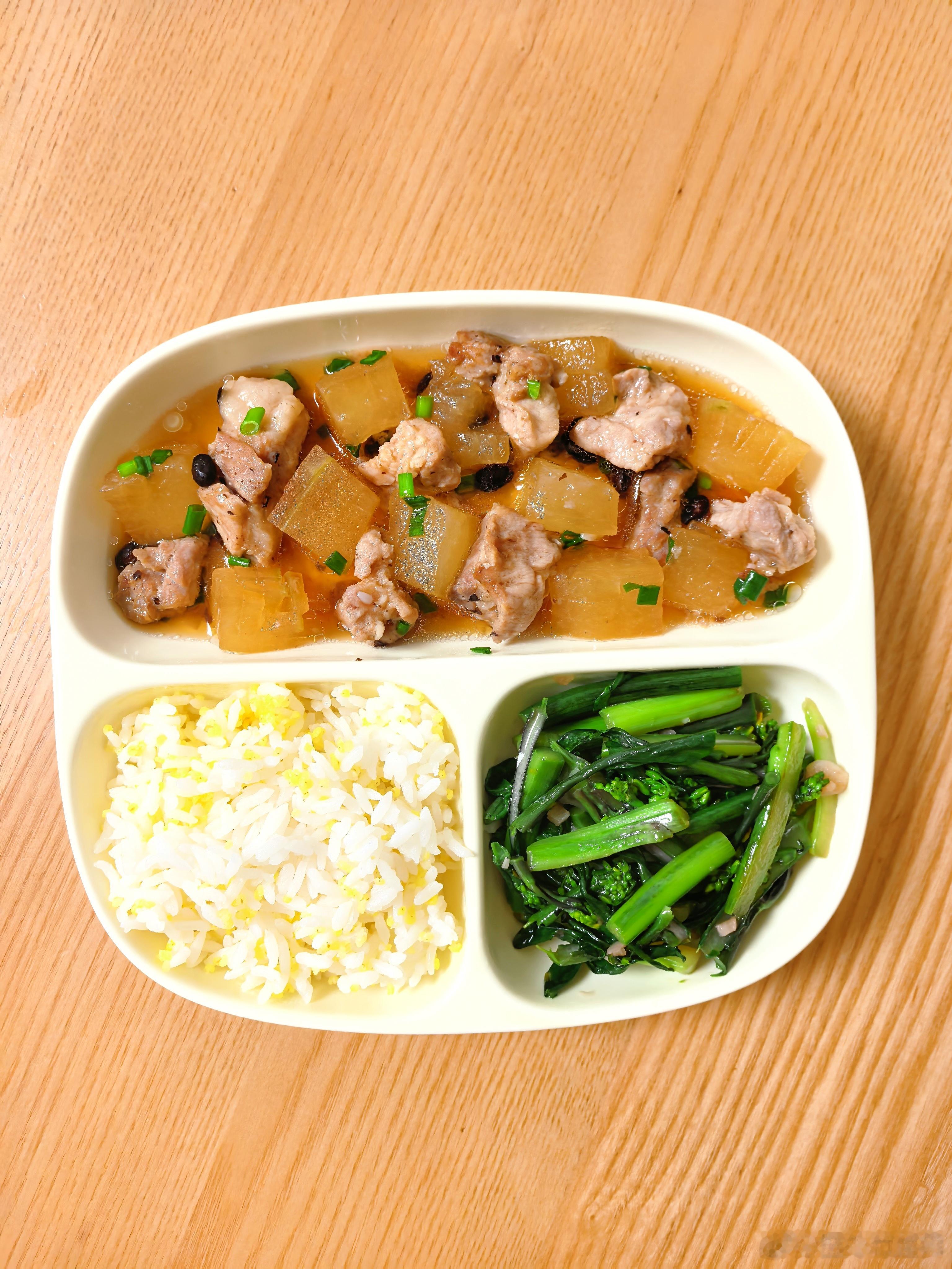 20260903今日晚餐：椒盐排骨+冬瓜蒸排骨+西兰花炒红菜苔+二米饭～娃吃排骨，我吃排骨边角；他吃