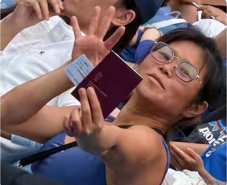 糗大了！谢某某被抬出赛场外+行政拘留。十一国庆，系上海网球大师赛令人唏嘘一幕。
