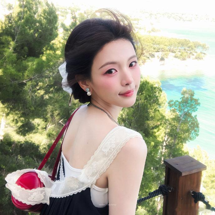 杨超越完全头像大户刷到杨超越的南法出图我直接狂喜，明艳大美女怼脸拍一点死角都没