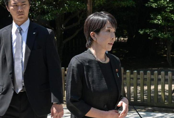 高市早苗不进靖国神社了。不是不想拜，是不敢拜。中韩早把话撂桌上：你敢踏进去，
