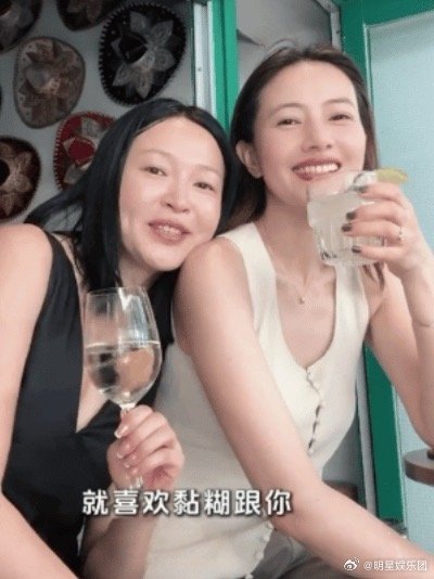 高圆圆吧唧就给了闺蜜一口高圆圆与闺蜜逛街时突然亲昵亲吻对方脸颊，伴随清晰的“吧唧