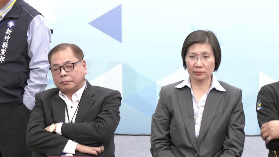 民进党新竹县长参选人郑朝方近日民调与国民党对手徐欣莹“胶着”。徐欣莹在国民党初选