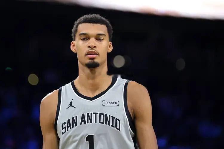 马刺惜败文班亚马NBA季后赛遗憾落败！马刺全员拼到最后一刻，1分之差不敌尼克