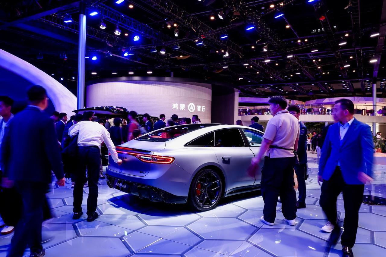 年底要开2400家店，北京车展这场直播透出鸿蒙智行的真实算盘这次北京车展鸿蒙