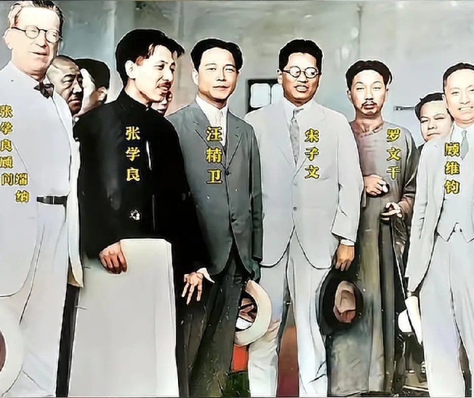 30年代，当时在北平戒烟后的张学良穿着长衫、身形极其消瘦，身边是前来道贺的汪精卫