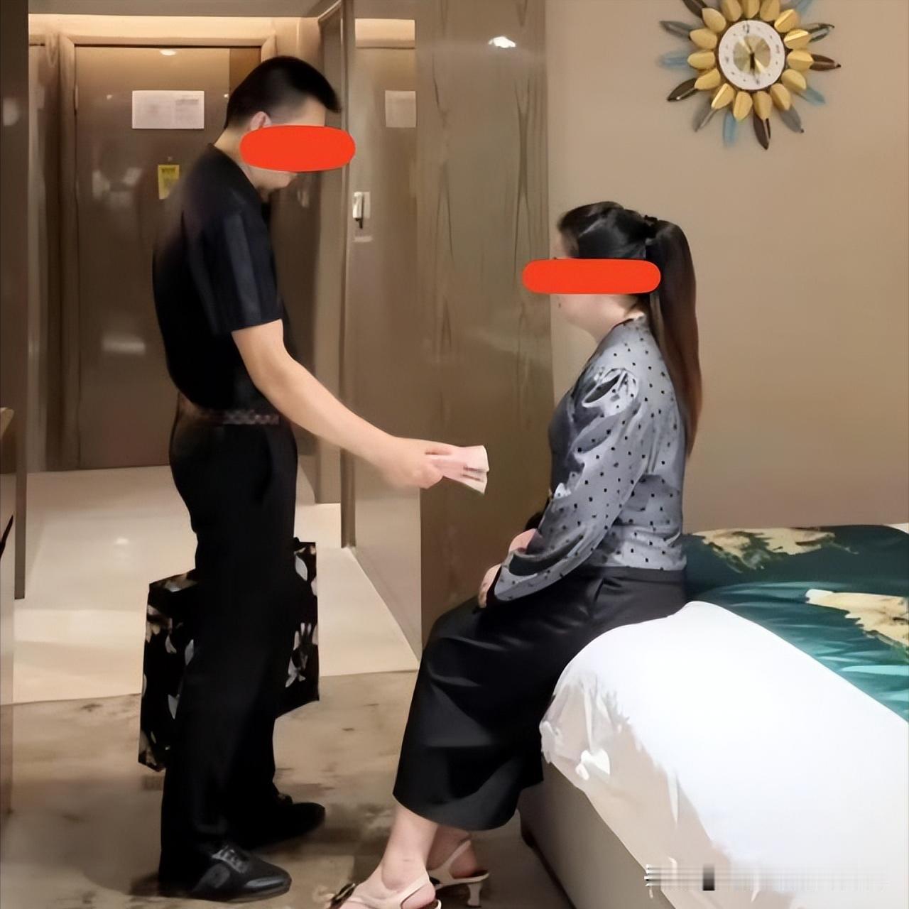 我是一个29岁的女人，老公出差，昨天夜晚，前男友让我去酒店，我知道他想做什么