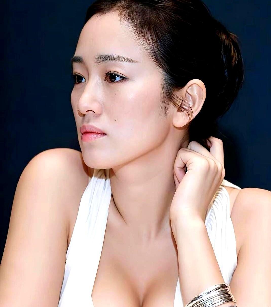 巩俐的身材，从来不是“瘦”出来的，是长出来的。她56岁顶着生图镜头走红毯，宽肩