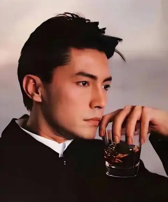 2006年，聚光灯下，尊龙对记者说：有很多女演员想要跟我生孩子，她们说：“你可