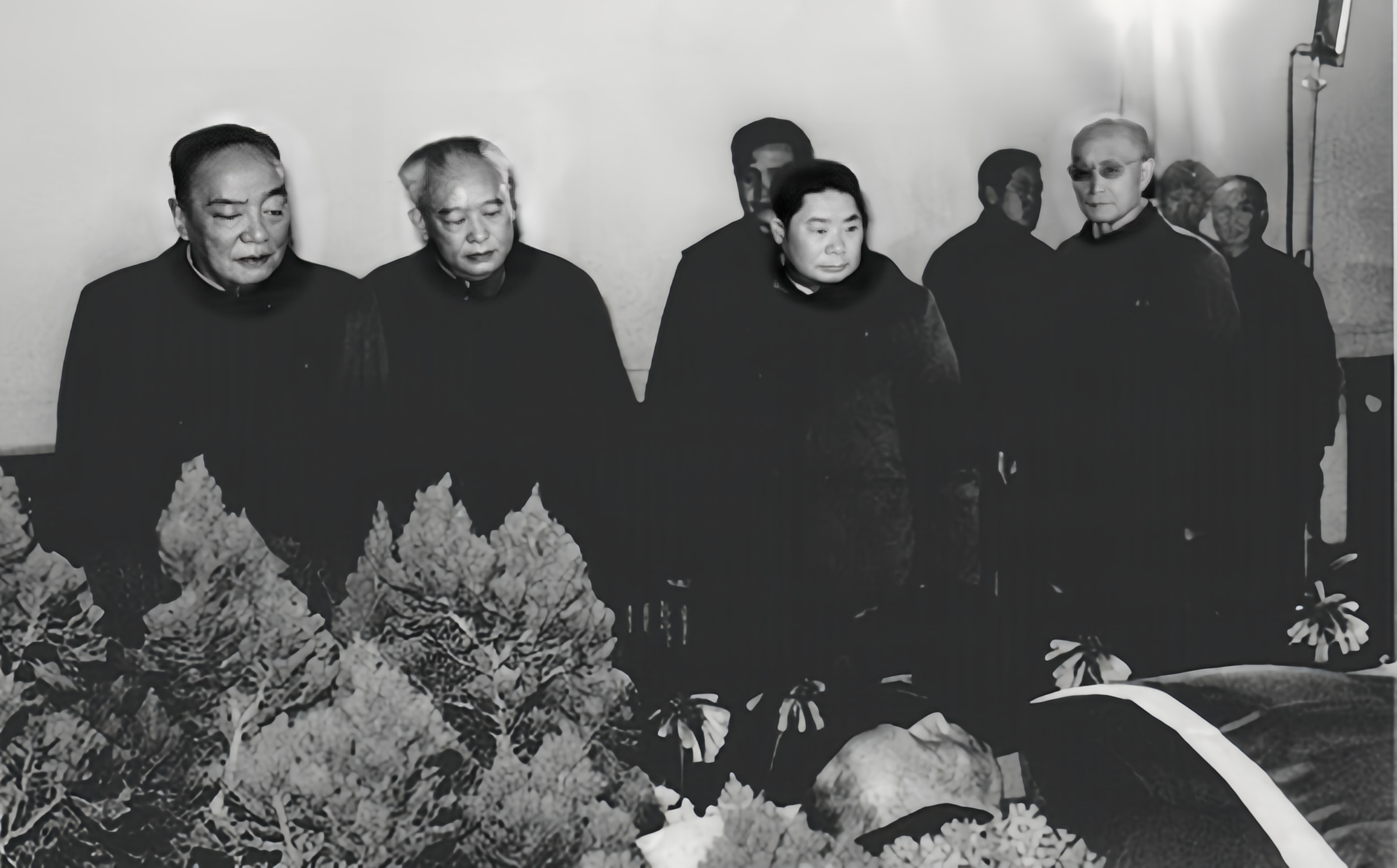 1984年战神粟裕病逝，军委四大首长来向他的遗体告别。在粟裕遗体旁边，排头是军委