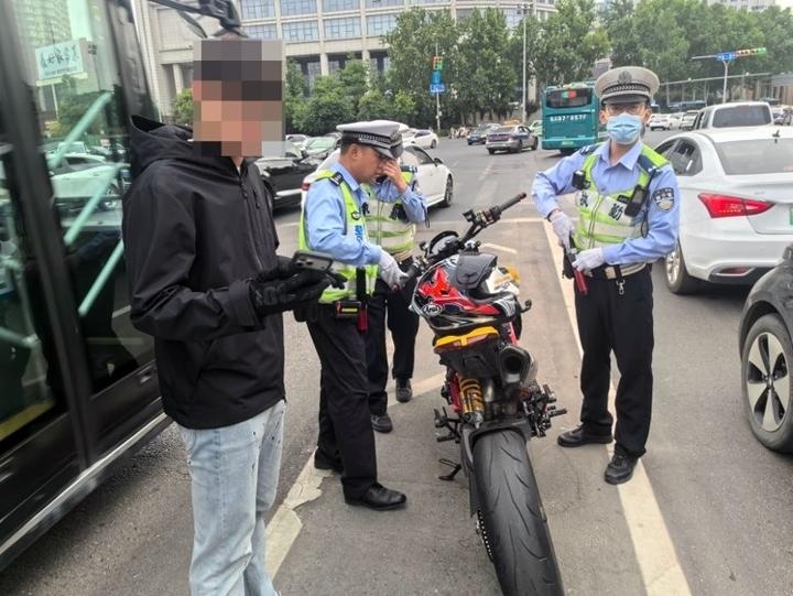 男子驾驶无牌改装摩托车炸街扰民，一查竟还是无证驾驶！5月1日下午，济南市公安局交