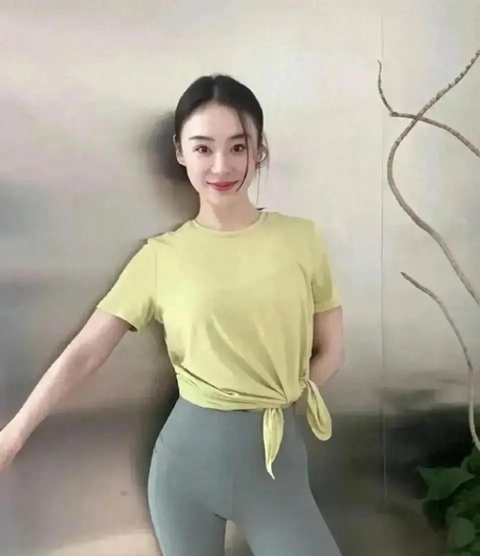 袁姗姗的瑜伽裤杀疯了！💥浅黄T+灰瑜伽裤，把“有点丰满”的身材穿出了高级感，
