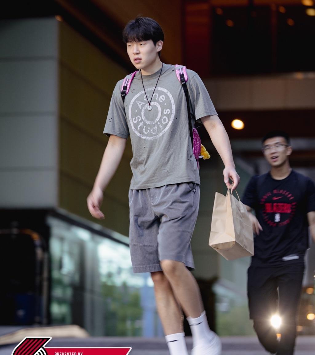 现在开拓者官方每一场比赛都会发杨瀚森的进场照片，虽然在球场上没啥表现，也没有上场