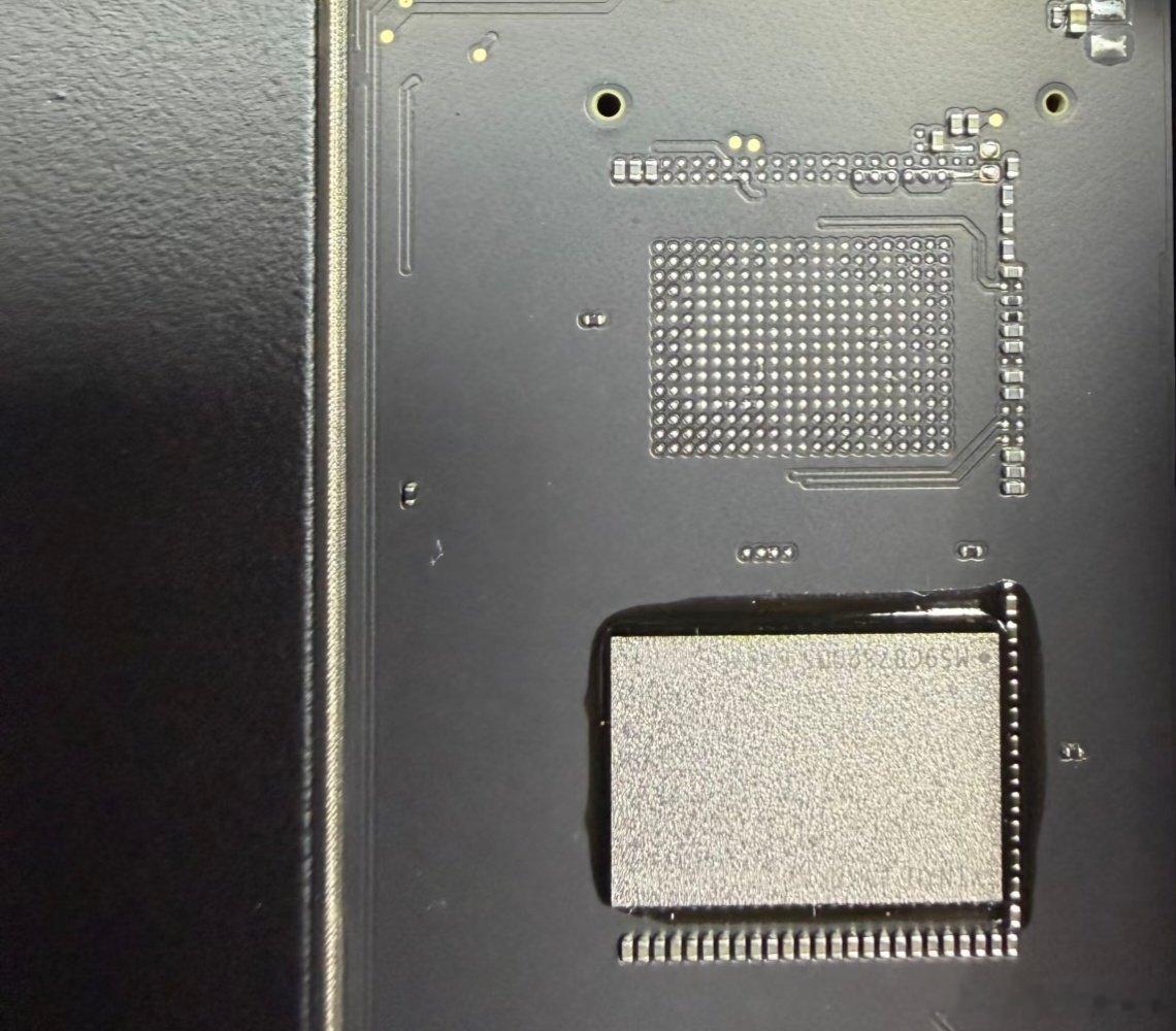 相比较于M4的Macmini，M6的Macmini取消了小板设计，闪存颗粒是直接焊在主板上的，所以民