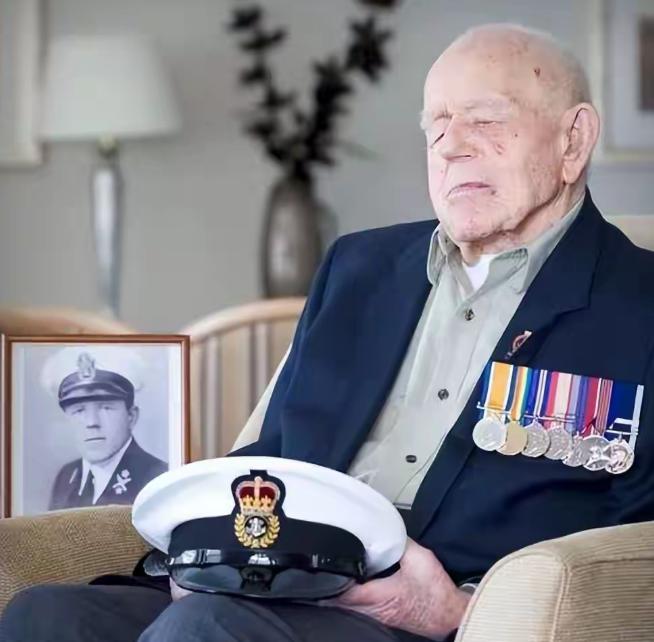 ☁英国退役中将、帝国兴衰研究专家约翰·格卢布直言：美国即将迎来的建国250