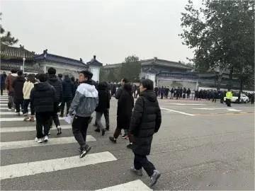 杨振宁先生的告别仪式开始了，这样一位“大家”彻底告别了我们，一个时代就此落下了帷