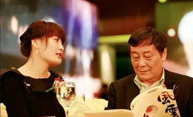 昨天我对老公讲，“你晓得吗，娃哈哈原董事长宗老有个小情人”。老公当即否定：“不
