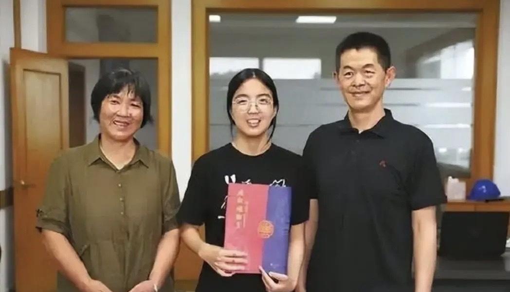浙江女孩吴玉其，被匿名资助了4年，今年保研复旦。她一直想找到恩人当面说声谢谢，结