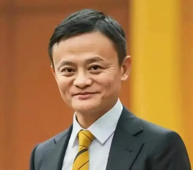 今天来分析一下马云的面相:额头饱满高亮发际线偏高，说明先天的智慧比较高，思维比较