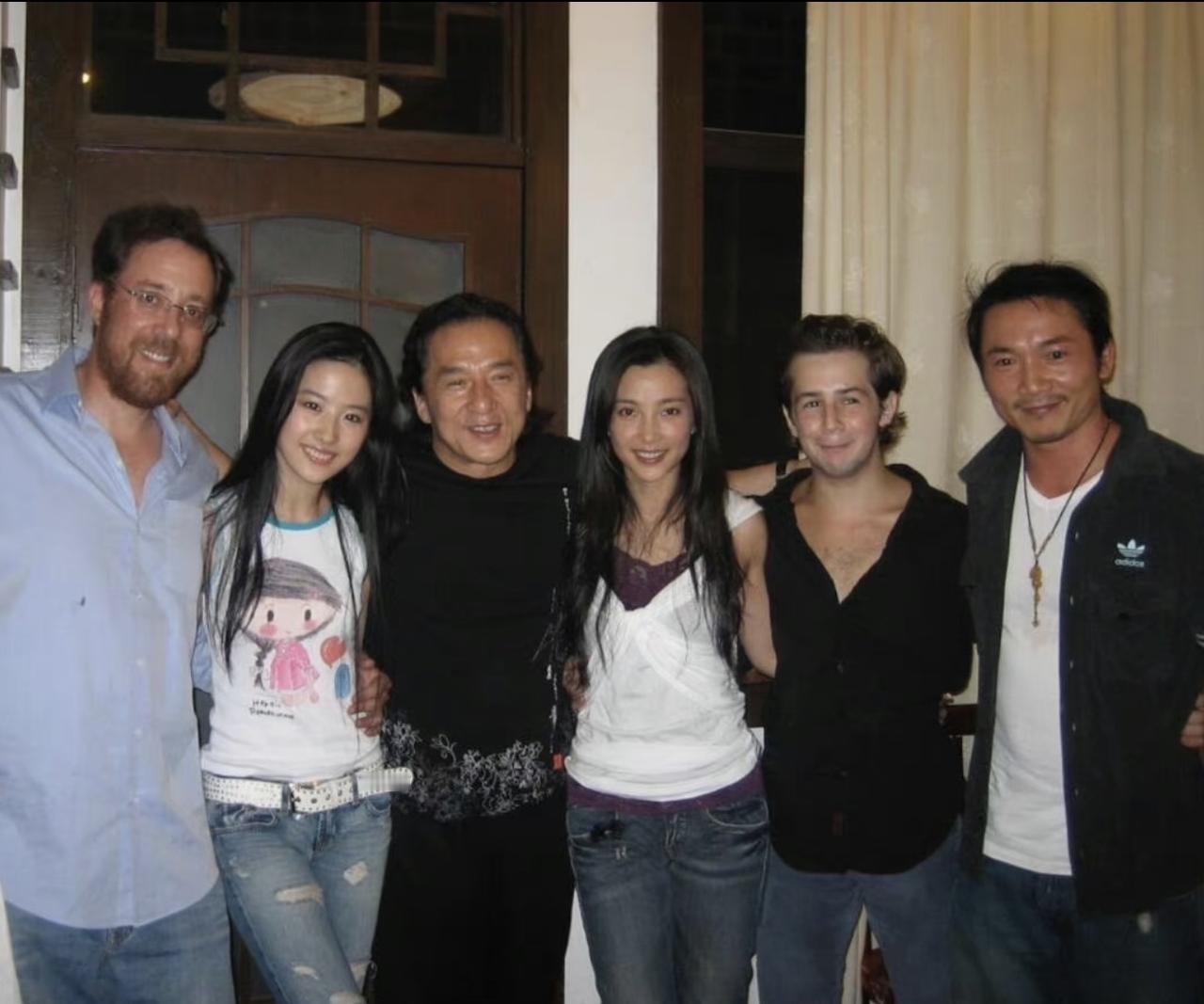 一张18年前的旧照，成龙大哥领衔主演的一部好莱坞大片。这是动作电影《功夫之王