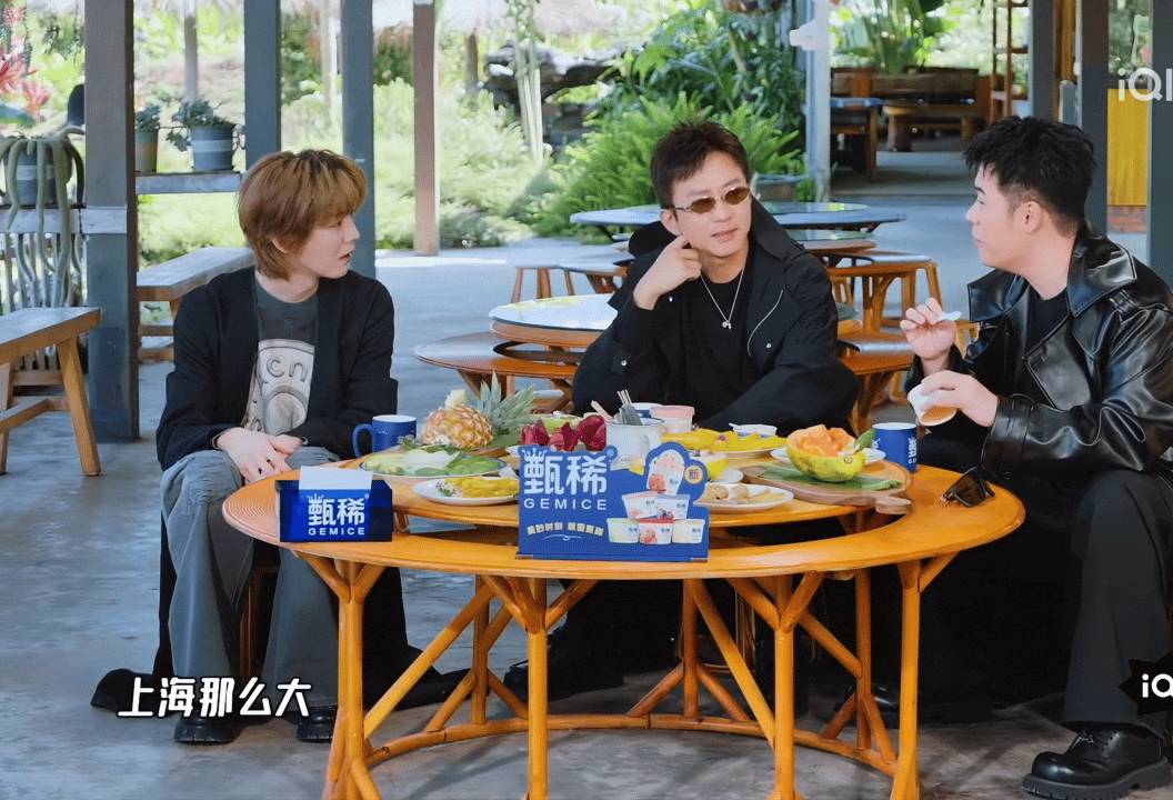 鹿晗和邓超陈赫有代沟了哈哈哈哈哈五哈加更开头三人聊天那段，梦回第一季。邓超陈赫突