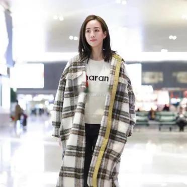 张钧甯齐肩短发太减龄，看着年轻了20岁！格纹外套复古有型，搭短款卫衣活力俏皮，轻