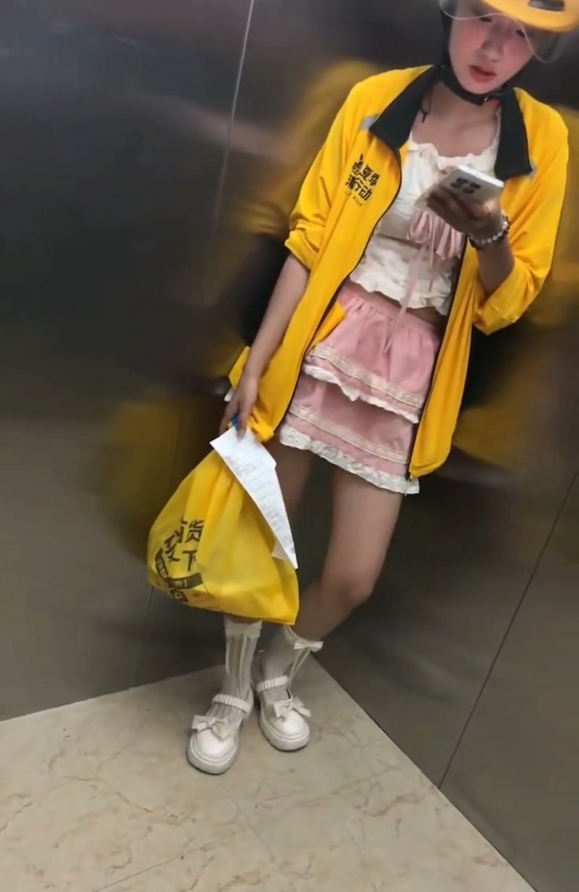 工作中的外卖女骑手。