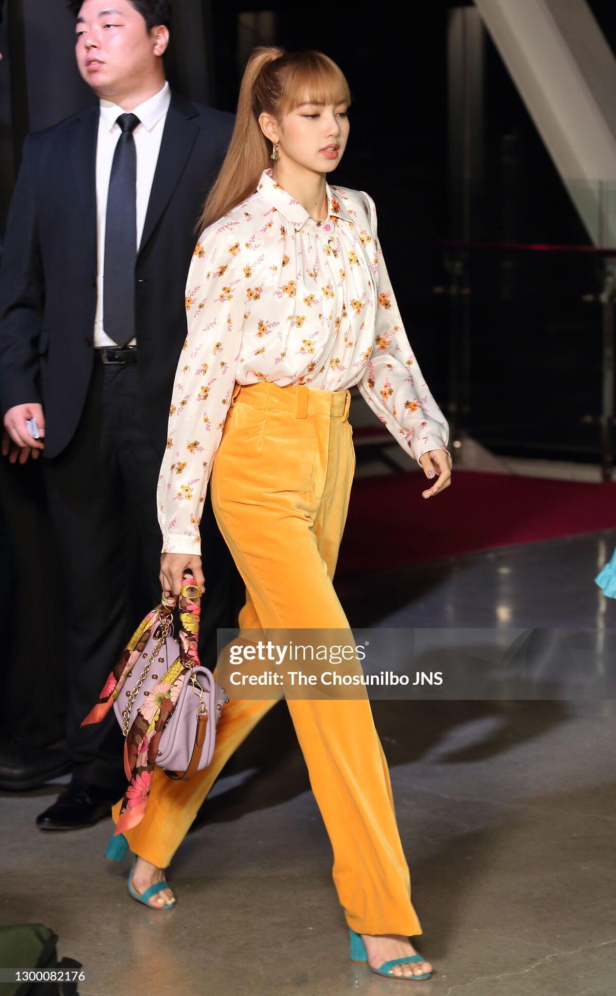 Lisa在首尔出席活动，太巨星了！