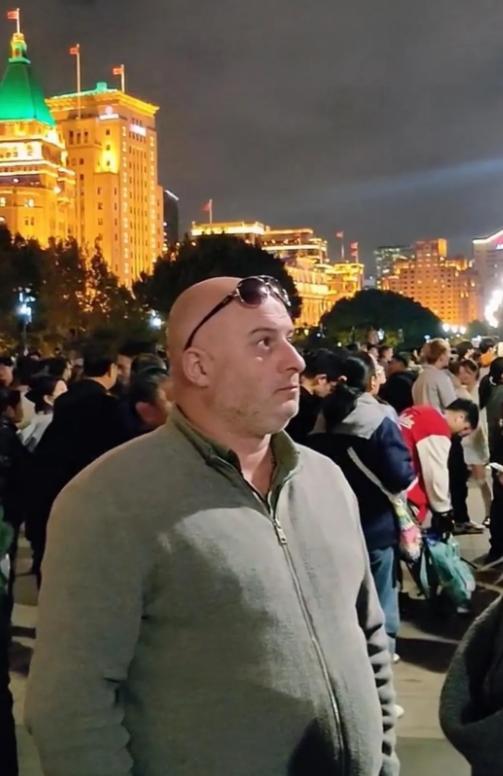 为什么很多美国人到了中国后不笑，全都表情严肃的看着中国的一切？因为这些外国人突然